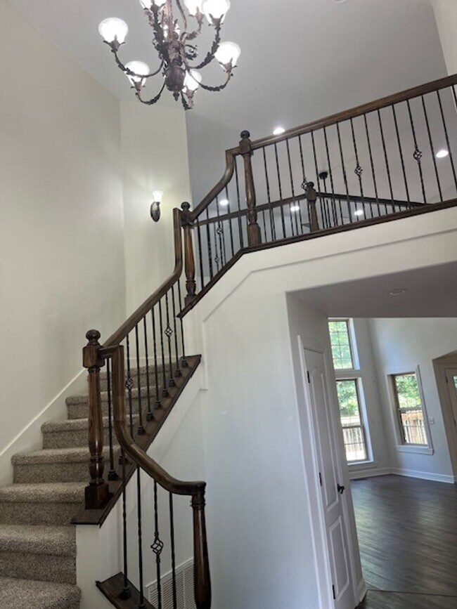 Foto del edificio - Beautiful 4 Bedroom 2 1/2 bath Great location!