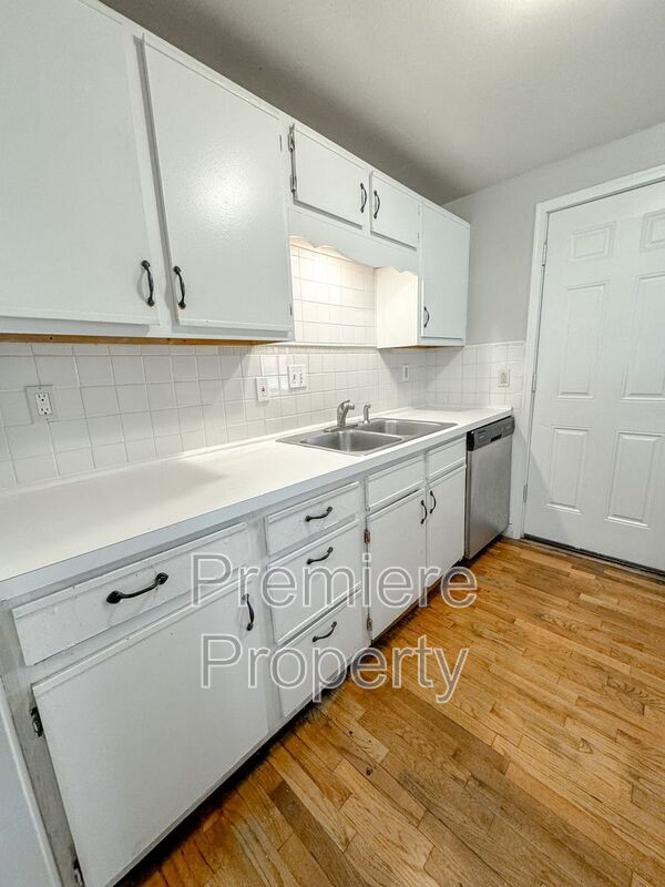 Building Photo - 325 E 28th Ave