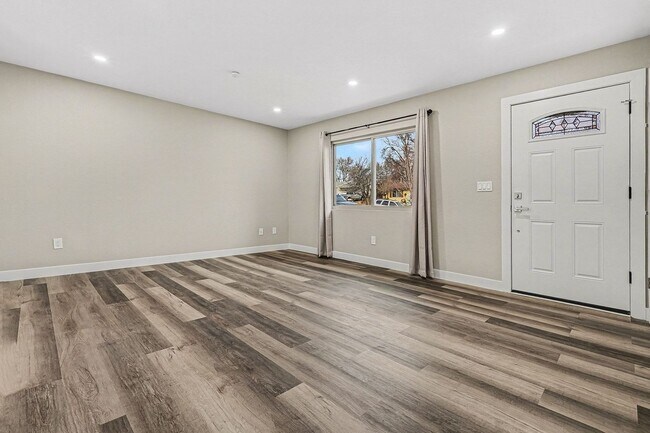 Foto del edificio - Remodeled Corner House In Westlake Neighborhood