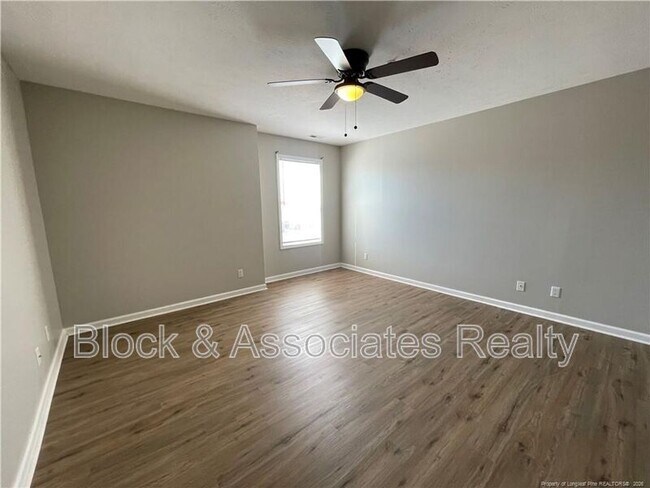 Foto del edificio - 267 Waterdown Dr