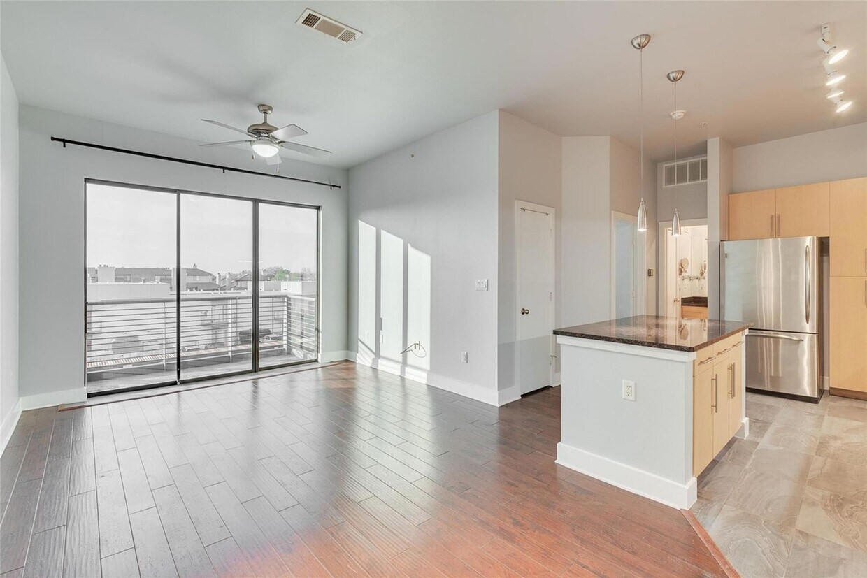 Foto principal - 1 BEDROOM, TOP-FLOOR CONDO WITH GREAT AMEN...
