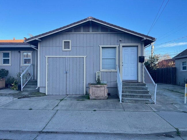 Building Photo - Wonderful Stand Alone Home