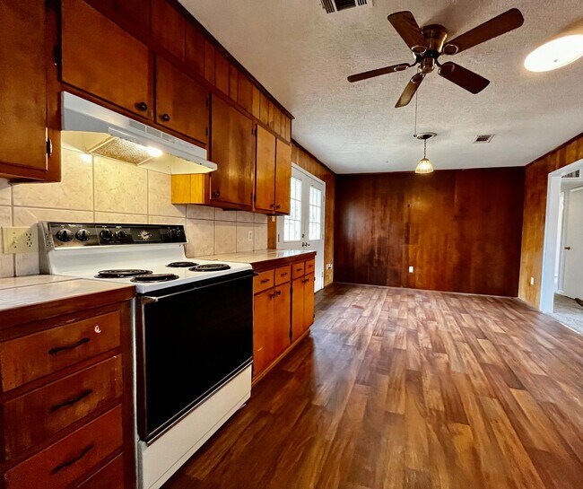 Building Photo - 120 Western Hills Dr
