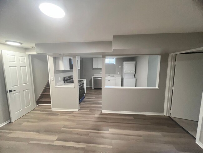 Building Photo - Lower level remodeled duplex!
