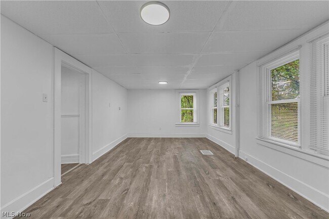 Foto del edificio - 712 Roselle Ave