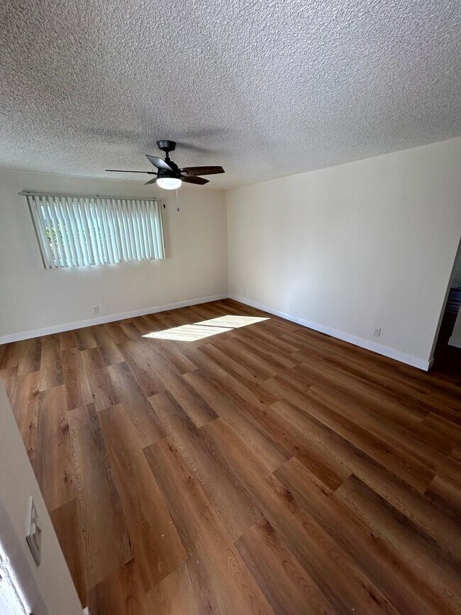 Building Photo - Spacious 4-Bed, 2-Bath Home with a Large Backyard in Prime West Hills!