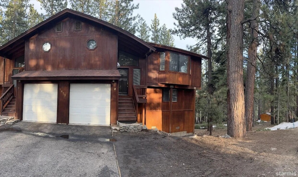 Primary Photo - Upscale townhouse with garage