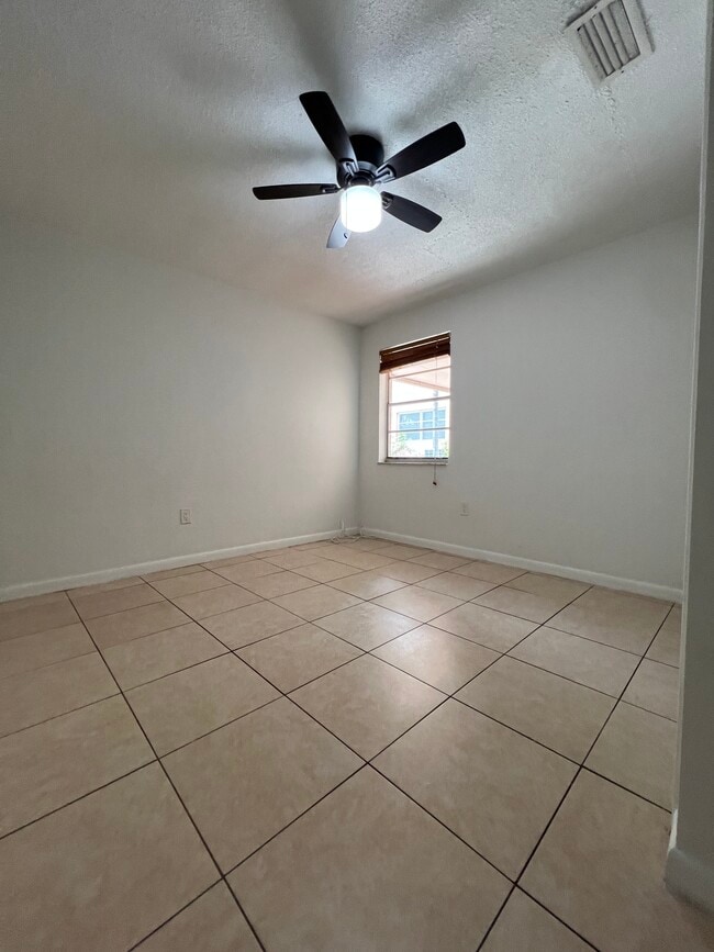 Foto del edificio - 3534 SW 11th St