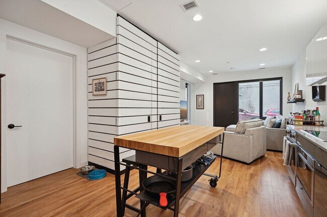 Foto del edificio - Modern Condo Living in Shaw