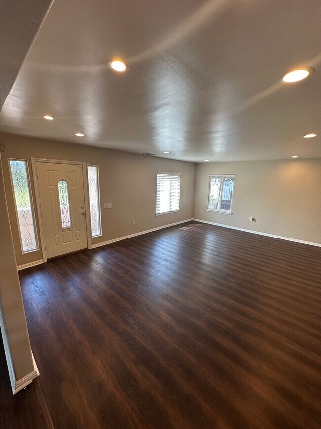 Foto del edificio - Beautifully updated 3br/2ba Home with Time...