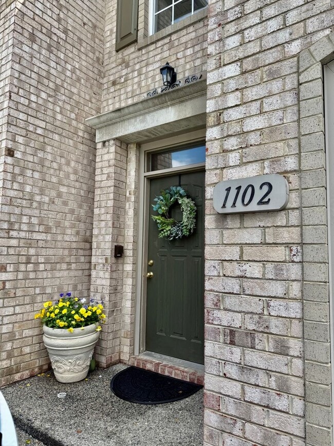 Building Photo - 3BD/2.5BA Brick Townhouse in Chancellors W...
