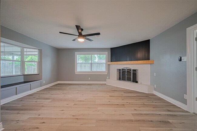 Building Photo - 2219 Raspberry Ln