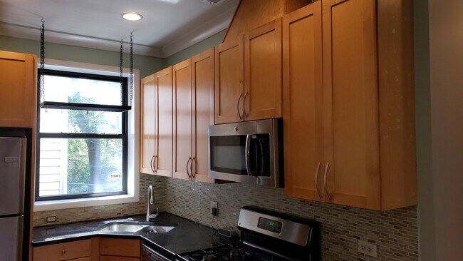 Granite Kitchen - 4044 N Kedvale Ave