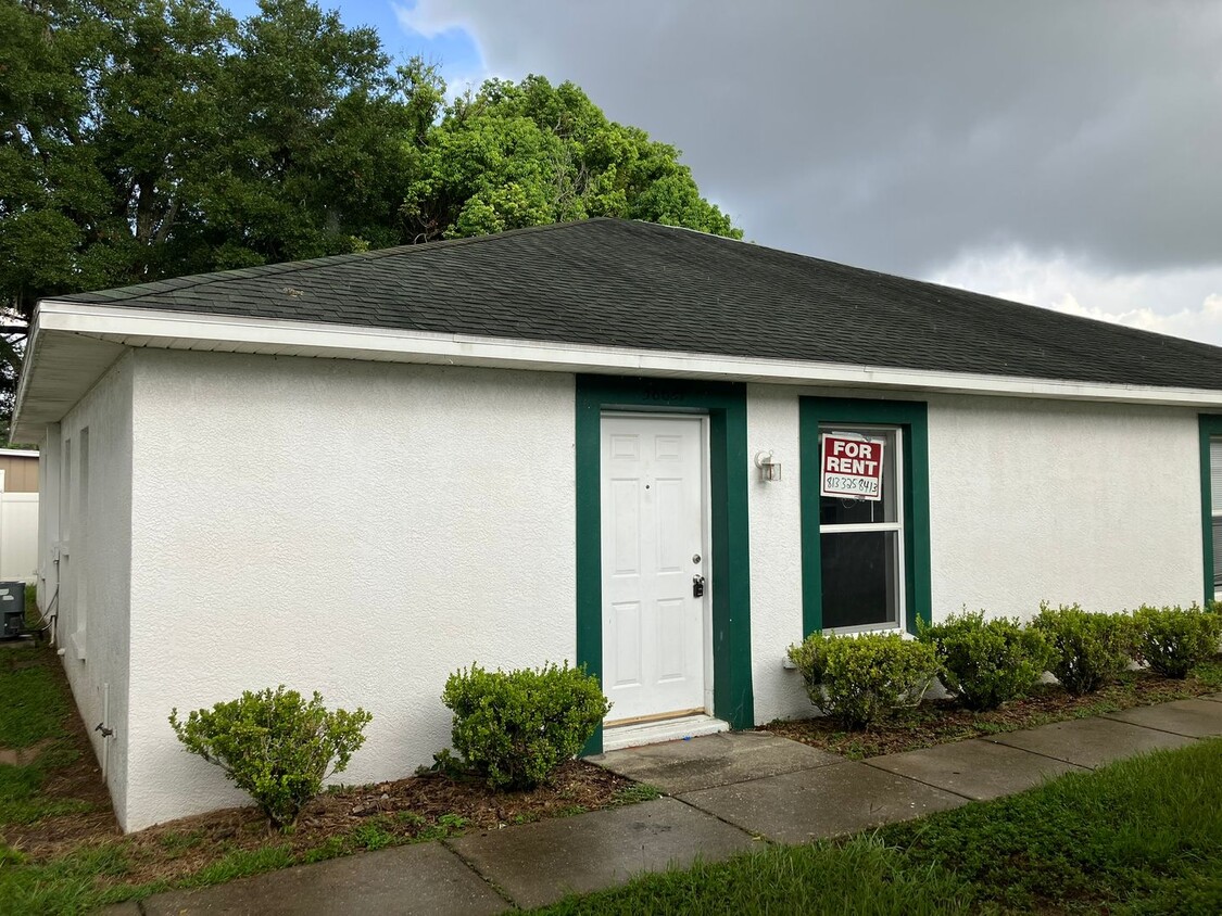 Primary Photo - SPACIOUS 2BR/1BA Duplex, Vaulted Ceilings,...