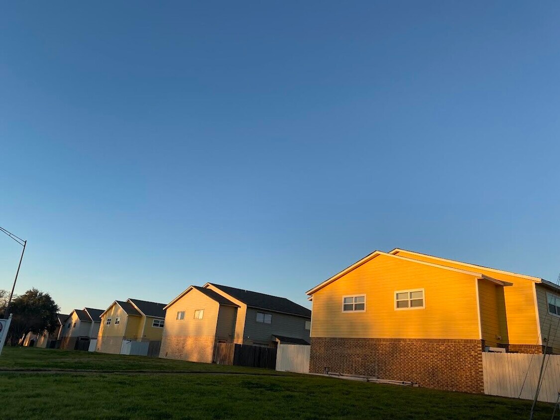 Foto principal - 2801 Longmire Dr