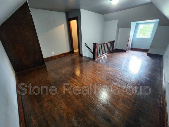 Building Photo - 1027 7th Ave