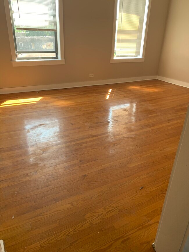 Living Room - 53 E Marquette Rd