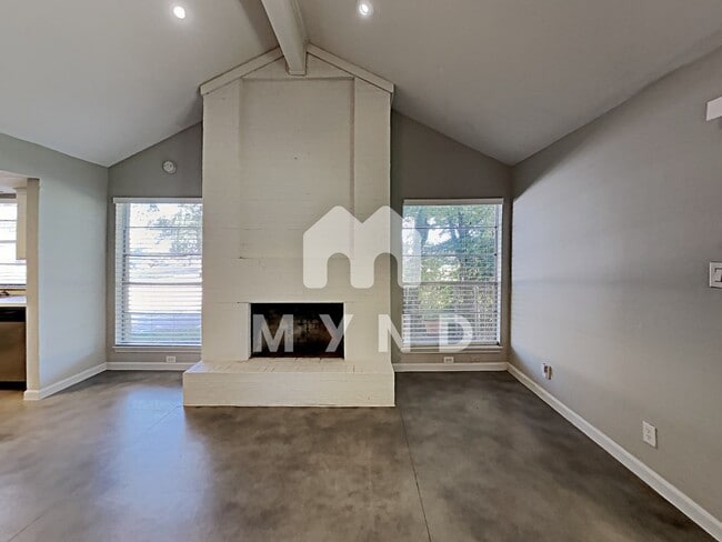 Building Photo - 2025 Monarch Unit A