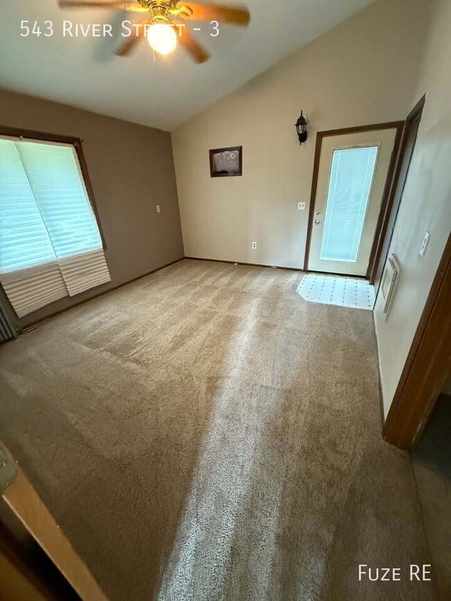 Building Photo - 543 River St