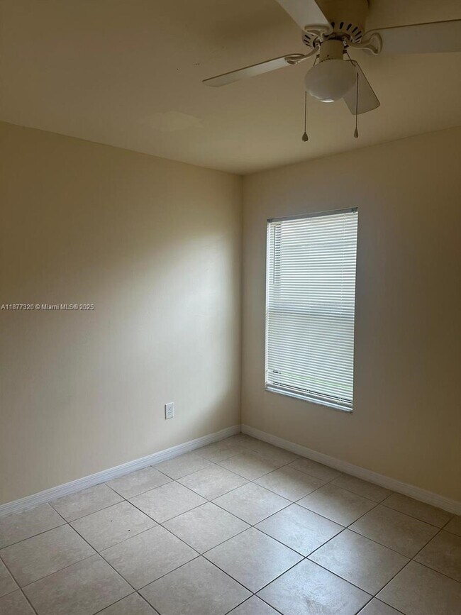 Building Photo - 409 Nicholas Pkwy W