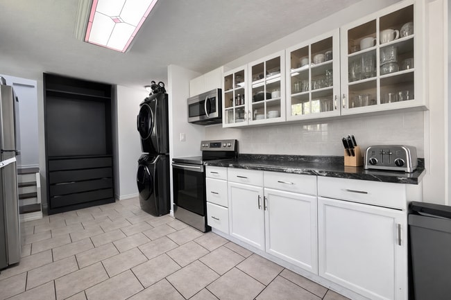 Building Photo - 21 Frances St N