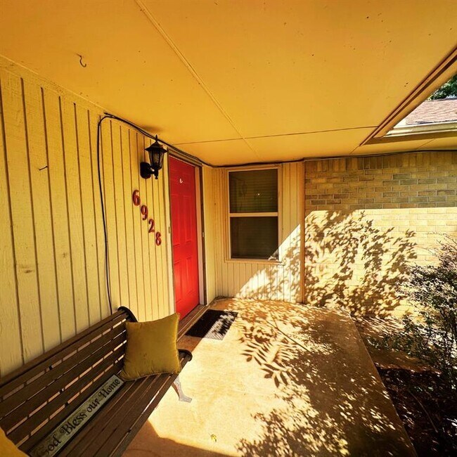 Building Photo - 6928 Woodlake Dr