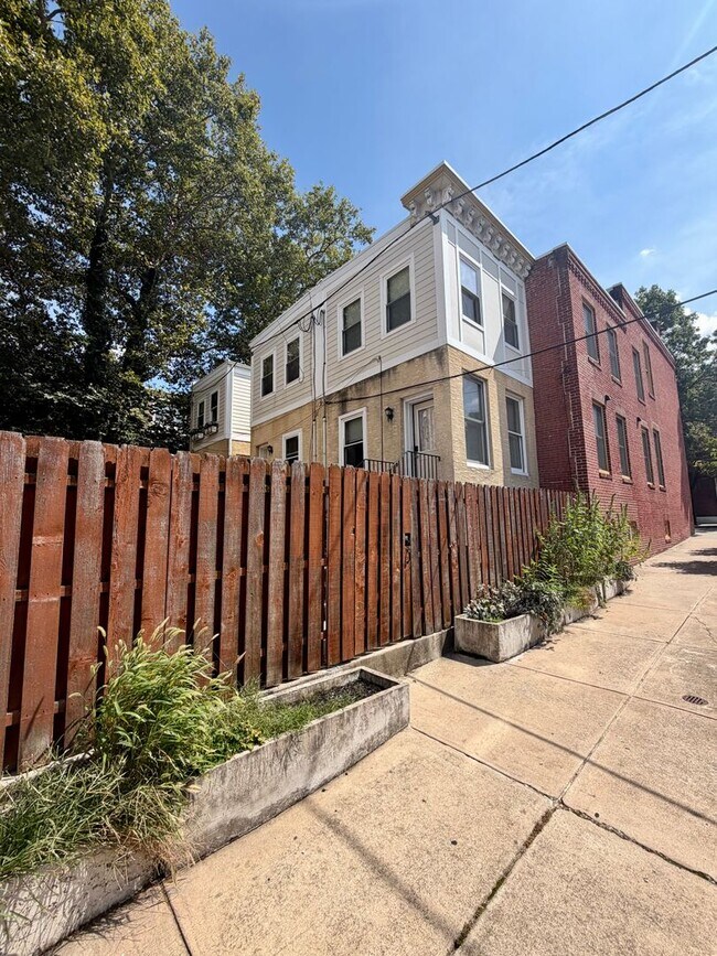 Building Photo - 3847 Spring Garden St