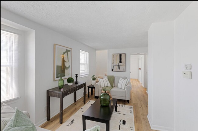 Foto del edificio - Updated South Omaha Home with Oversized Garage