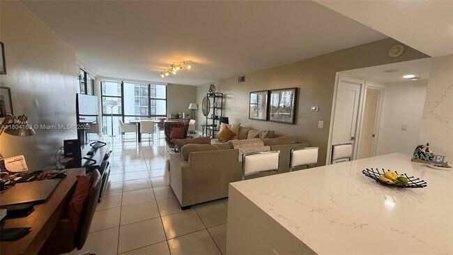 Building Photo - 3625 N Country Club Dr