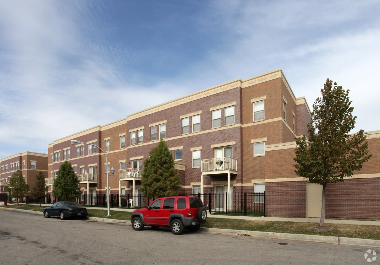 Primary Photo - 822-830 E Bowen Ave