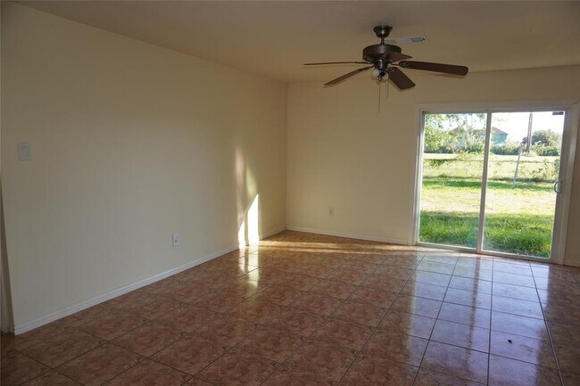 Foto del edificio - 4939 Trail Lake Dr