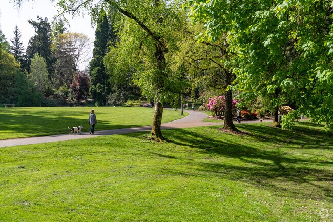 Paved walking trails surround the perimeter of Laurelhurst Park.