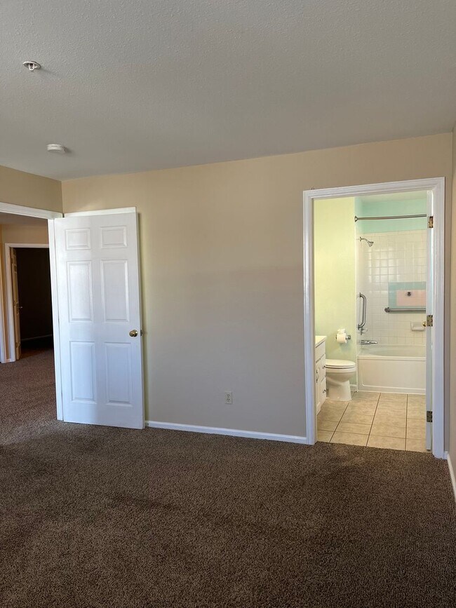 Building Photo - 4895 Twin Lakes Rd