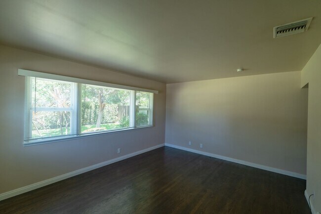 Foto del edificio - Charming Monrovia Home in a Prime Location!