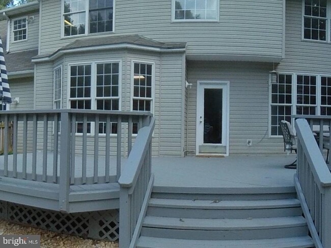 Foto del edificio - 381 Longwood Dr