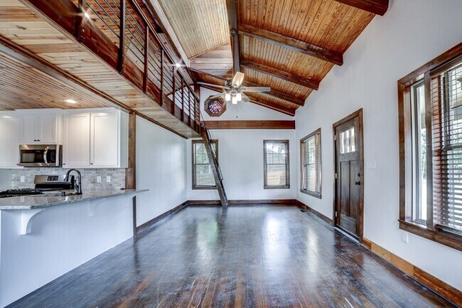 Building Photo - 3/2 Rustic Craftsman Home Of Your Dreams!