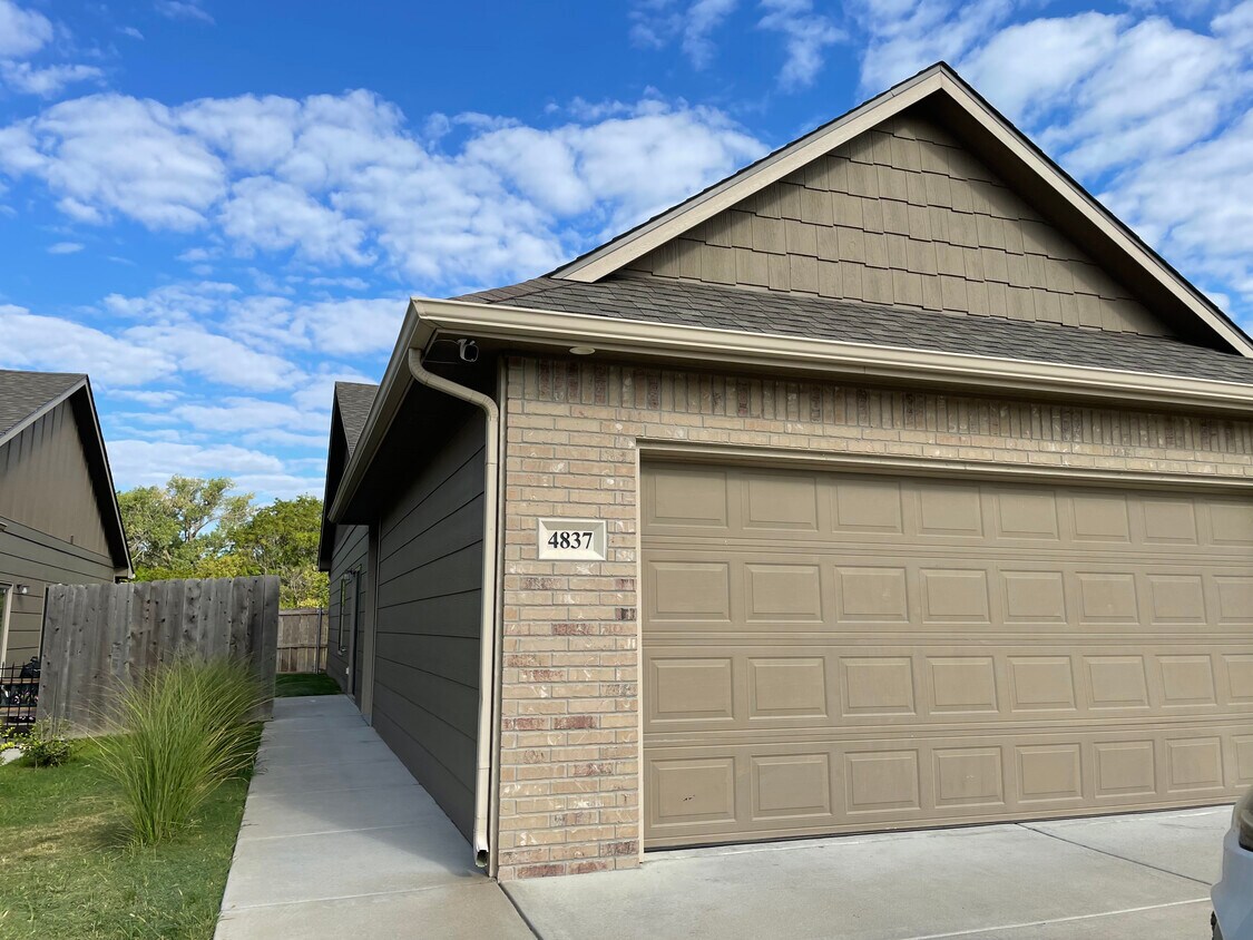 Foto principal - 4833 N Hillside Ct