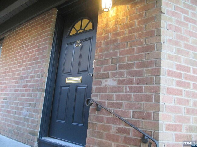 Foto del edificio - 181 Long Hill Rd