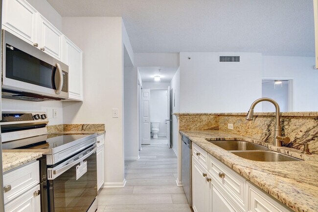 Building Photo - 630 S Sapodilla Ave