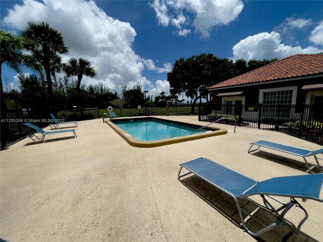 Foto del edificio - 1139 Lake Terry Dr