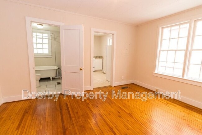 Building Photo - 1113 E 8th St