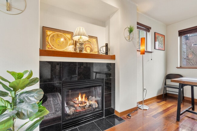 Building Photo - 4401 SW Raymond St