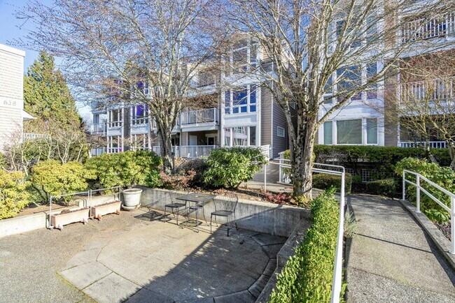 Foto del edificio - 702 Kirkland Way