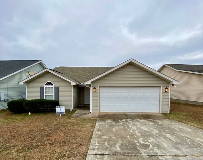 Building Photo - Home in Tuscaloosa!! Available to View. DE...