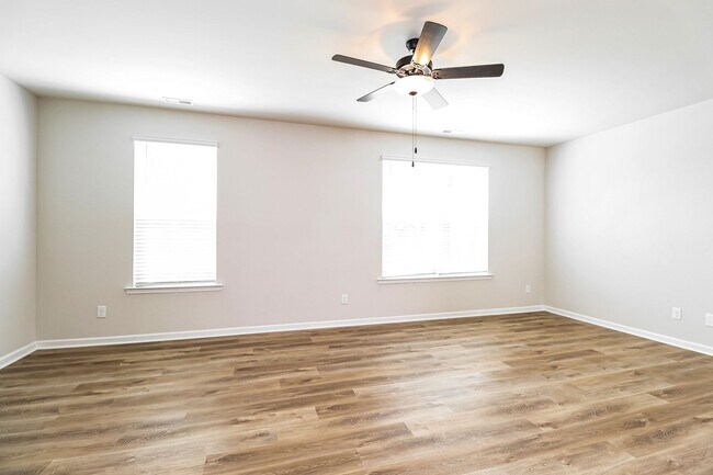 Foto del edificio - Beautiful 4BR 3.5BA Townhome w/ Full Appliance Kitchen Garage Parking in University