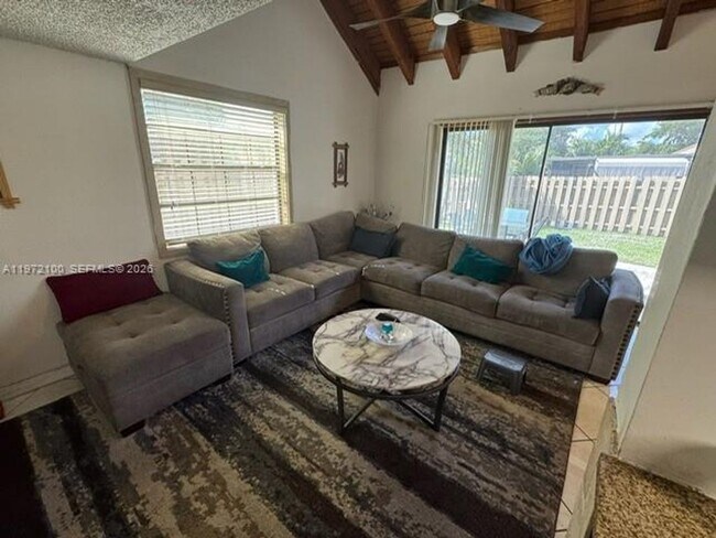 Foto del edificio - 2560 Azalea Ave