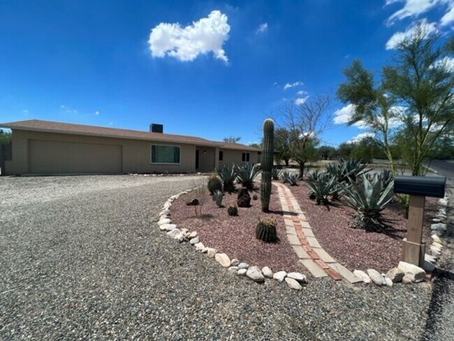 Building Photo - Stunning Oro Valley 4-Bed Home with Mounta...