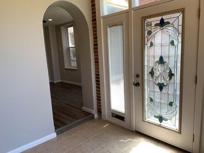 Building Photo - Welcome to this charming 2-bedroom, 1-bath...