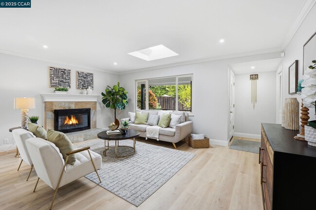 Building Photo - 289 Sierra Dr