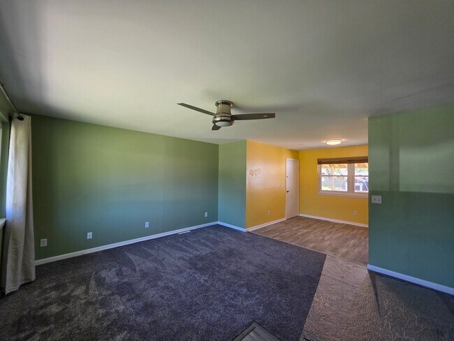 Foto del edificio - 4637 Clayton Dr
